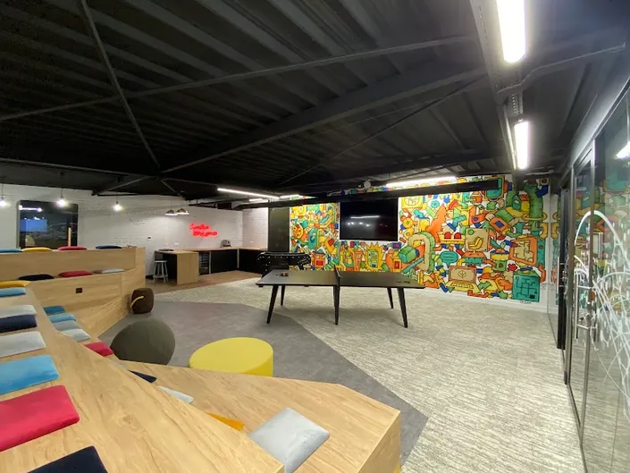 ISOFIS – Creative Workspace (Conception, rénovation et aménagements de locaux professionnels)